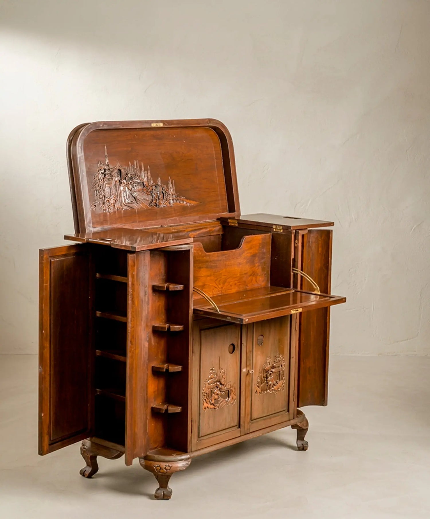 Mueble bar oriental abierto con baldas laterales abatibles y superficie de servicio — Antique Arte y Decoración