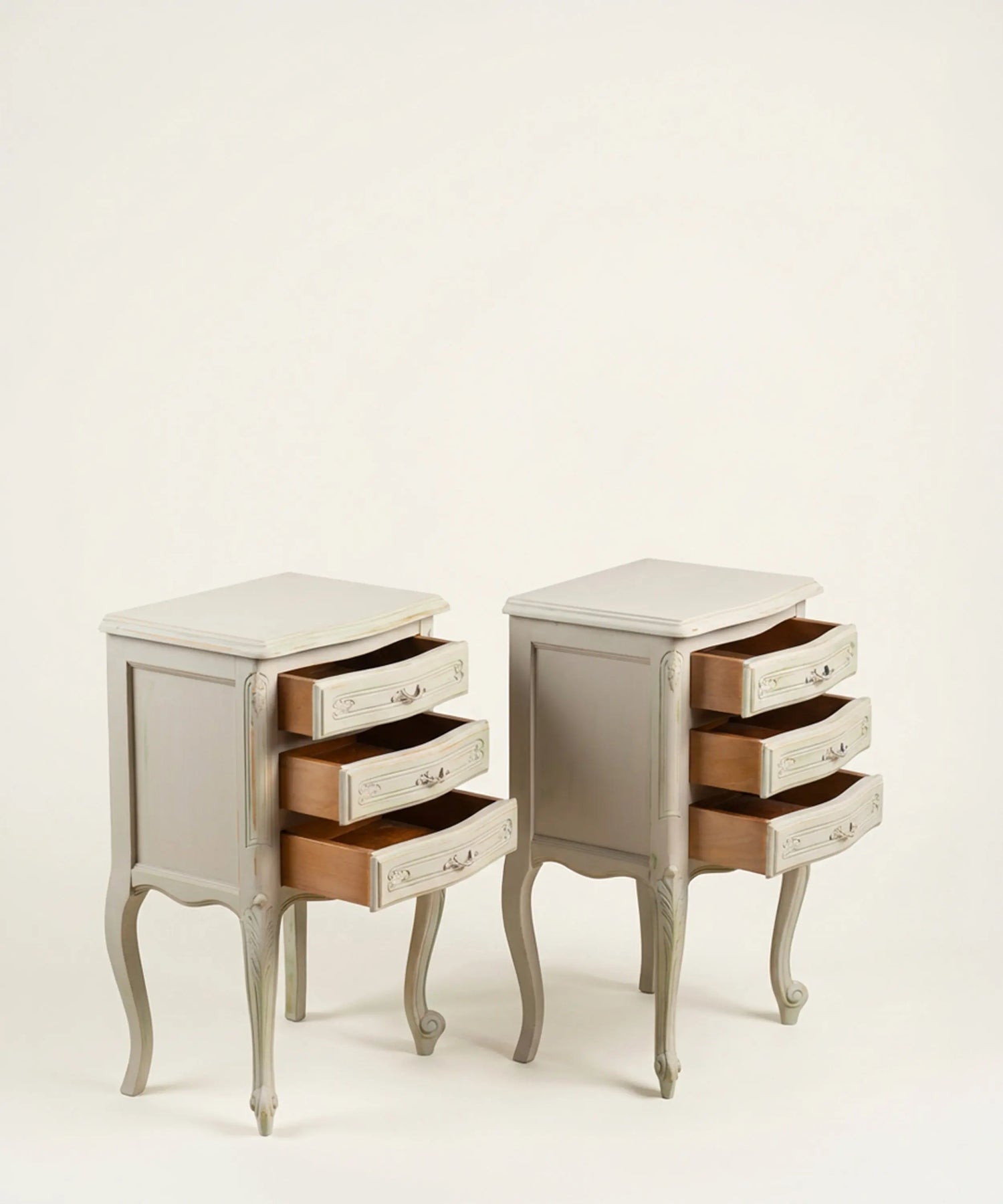 Pareja de mesitas de noche de estilo provenzal en gris envejecido