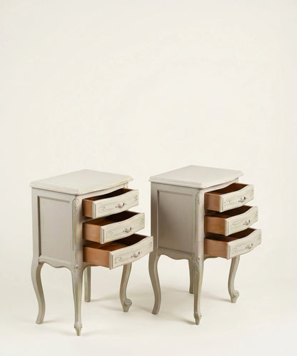 Pareja de mesitas de noche de estilo provenzal en gris envejecido
