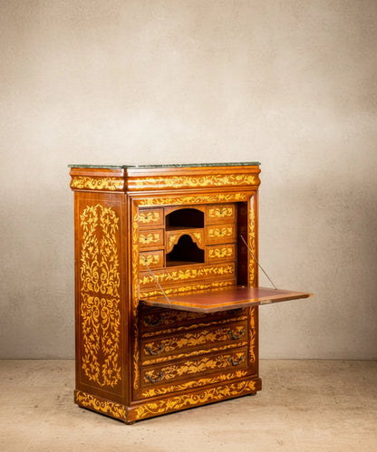 Secreter francés antiguo abierto mostrando interior con cajoncitos organizadores y escritorio abatible.