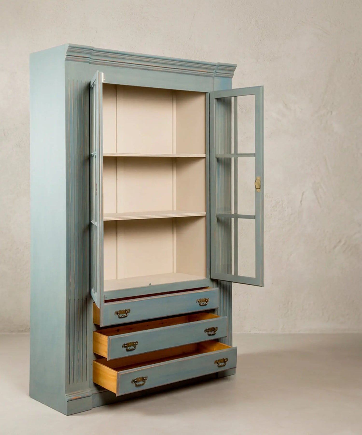 Vitrina azul con puertas de cristal y cajones abiertos vista lateral — Antique Arte y Decoración