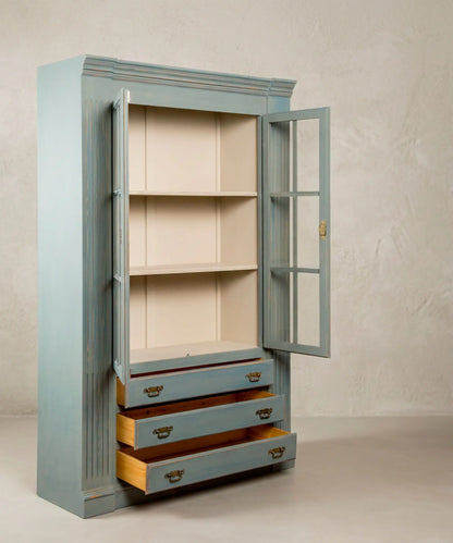 Vitrina azul con puertas de cristal y cajones abiertos vista lateral — Antique Arte y Decoración