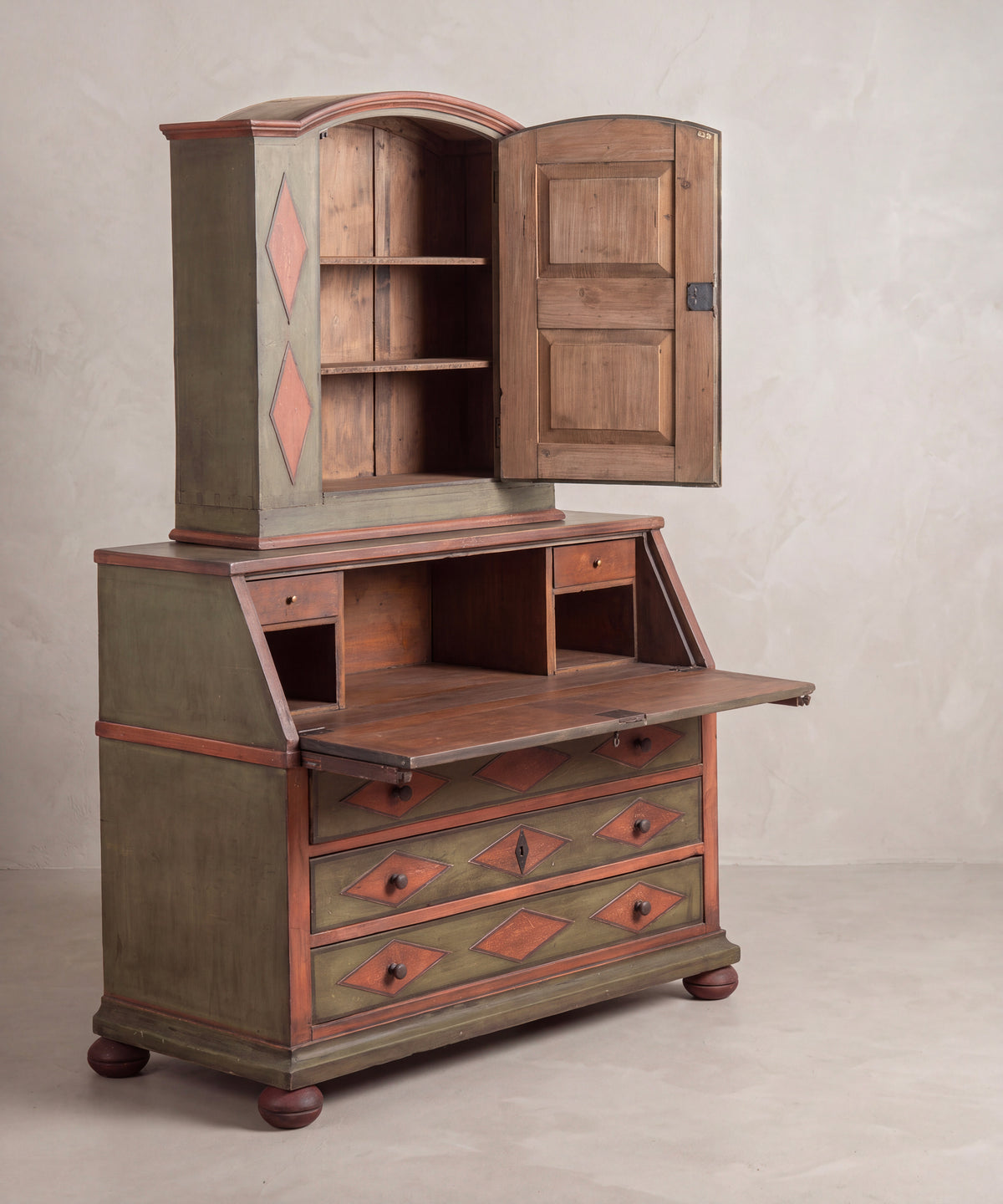 Secreter antiguo de dos cuerpos con alacena y tapa abiertas, pino pintado — Antique Arte y Decoración