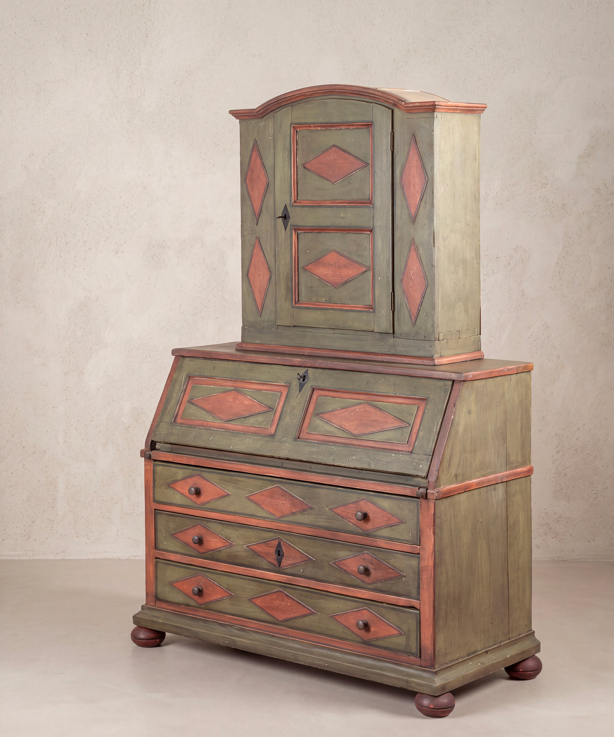 Escritorio antiguo pintado a mano abierto con casilleros y cajoncitos, vista lateral — Antique Arte y Decoración