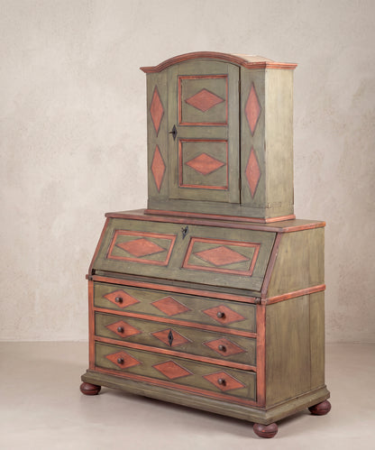 Escritorio antiguo pintado a mano abierto con casilleros y cajoncitos, vista lateral — Antique Arte y Decoración