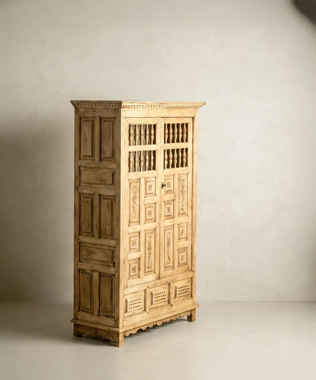 Vista lateral de armario vintage de madera maciza decapada y lavada.