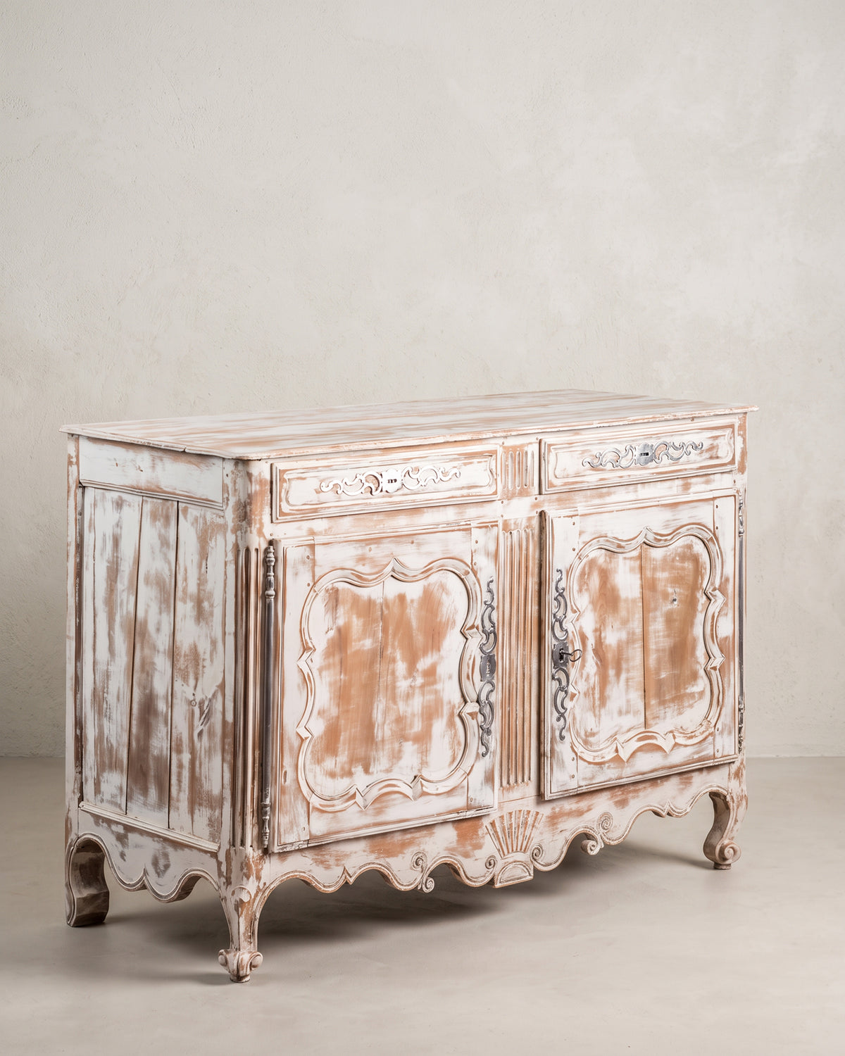 Aparador antiguo francés decapé blanco vista lateral izquierda, costado de tablas — Antique Arte y Decoración