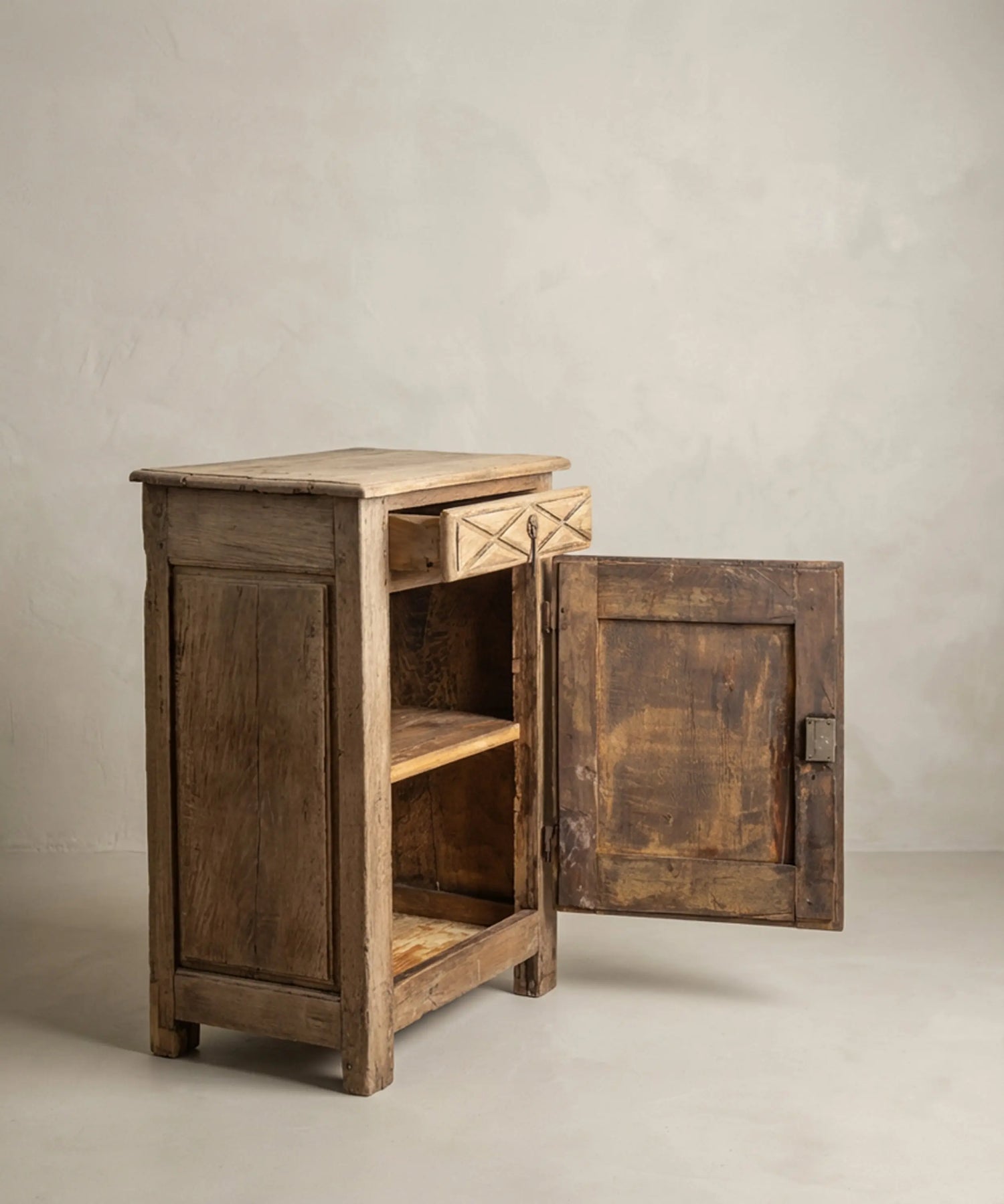 Pequeño Aparador Antiguo Rústico en Madera Lavada con Tallas de Punta de Diamante