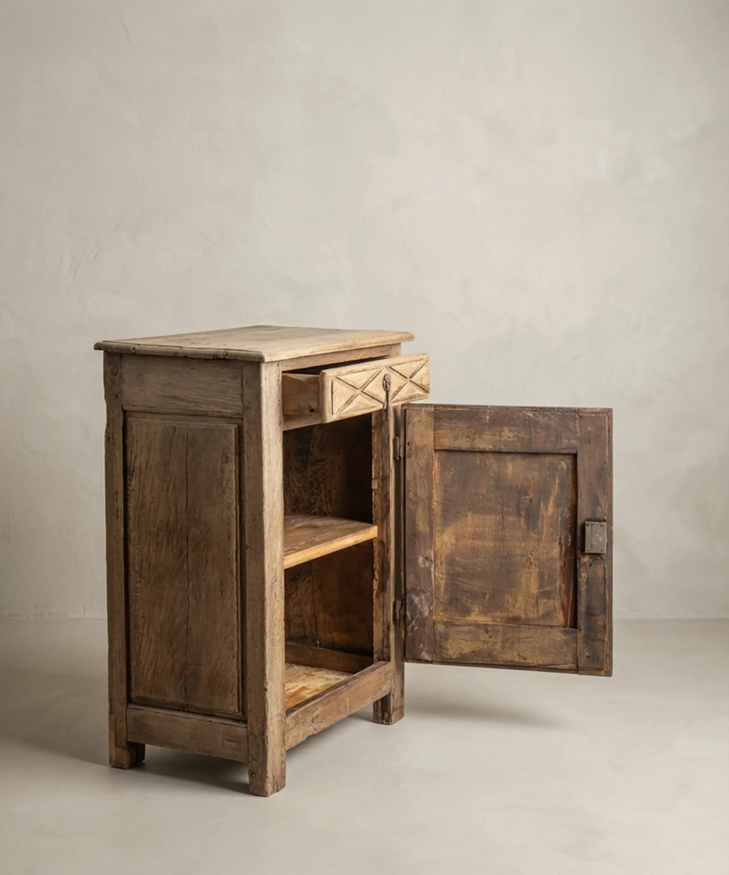 Pequeño Aparador Antiguo Rústico en Madera Lavada con Tallas de Punta de Diamante