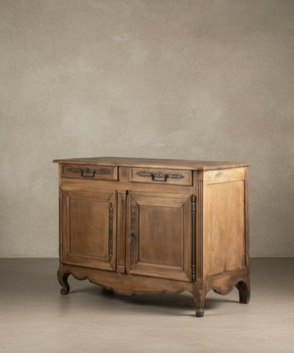 Gran aparador antiguo de madera maciza lavada estilo provincial francés con dos puertas y cajones.