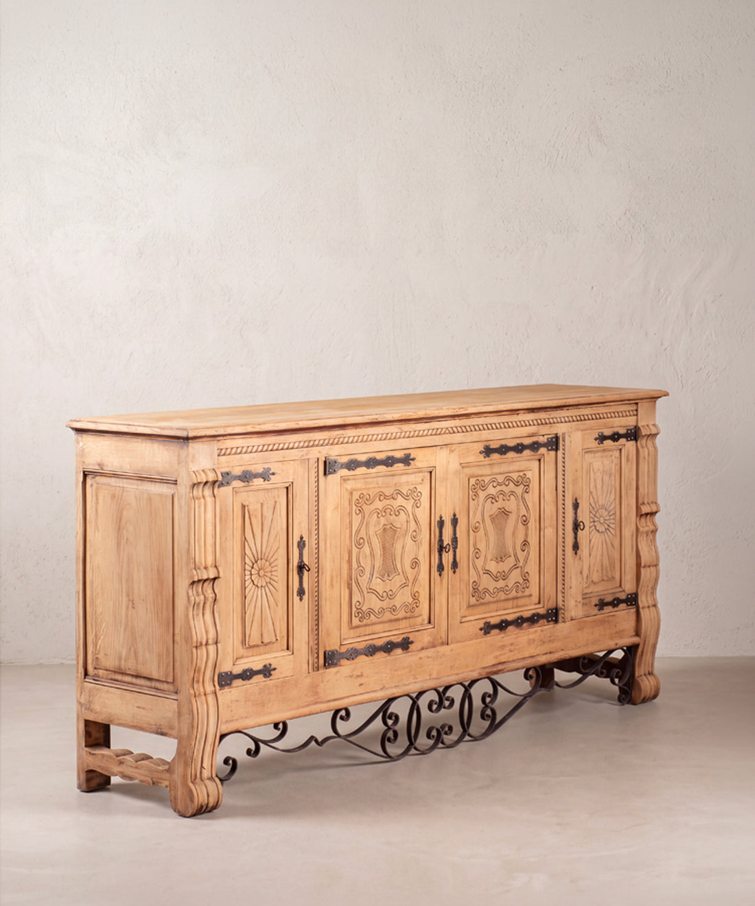 Aparador de roble macizo con montantes ondulados y pies en voluta, vista lateral derecha — Antique Arte y Decoración