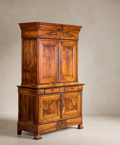 Aparador Luis Felipe vista lateral, costado de nogal en panel y pies facetados — Antique Arte y Decoración