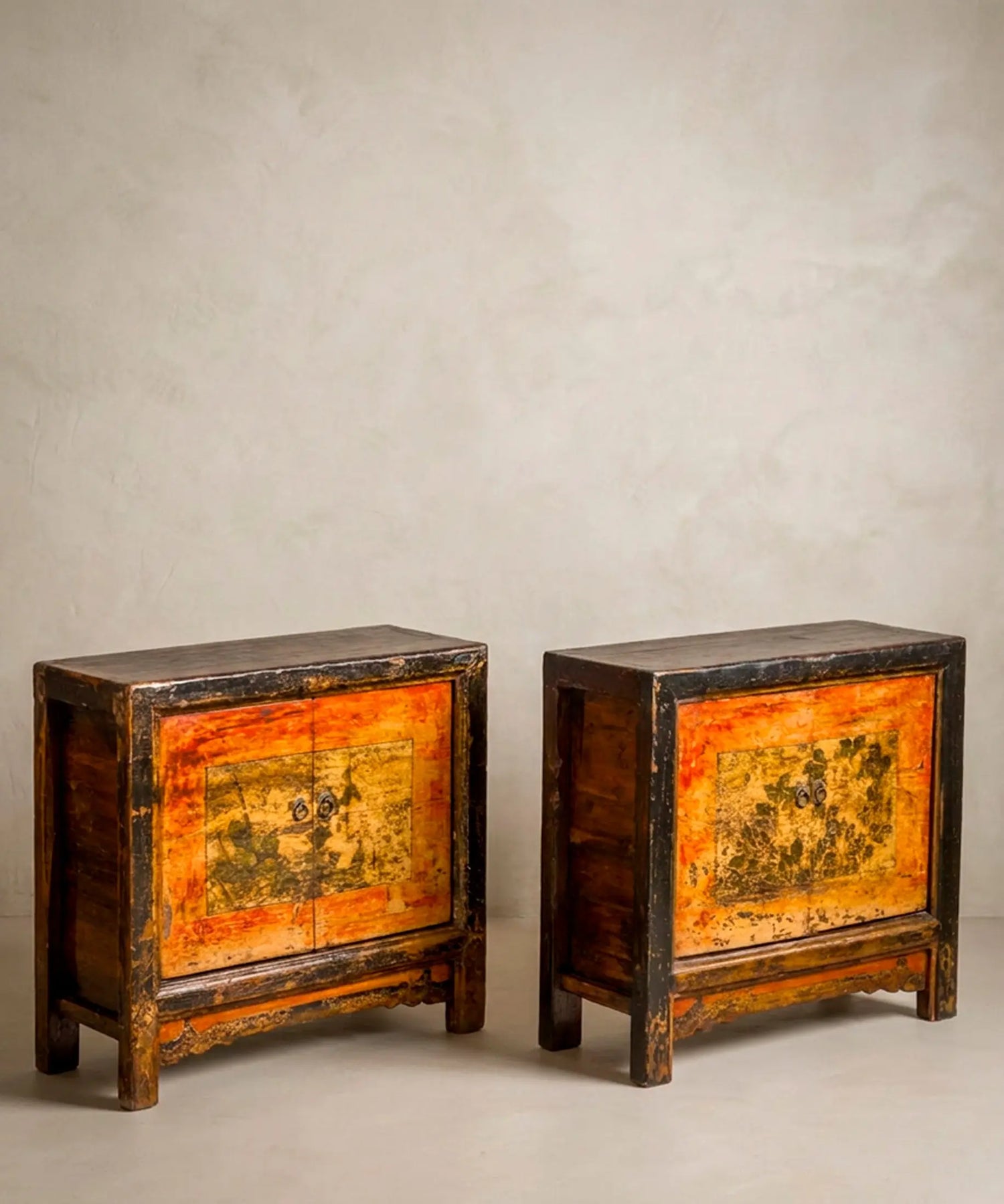 Pareja aparadores chinos de olmo vista lateral con pátina original — Antique Arte y Decoración