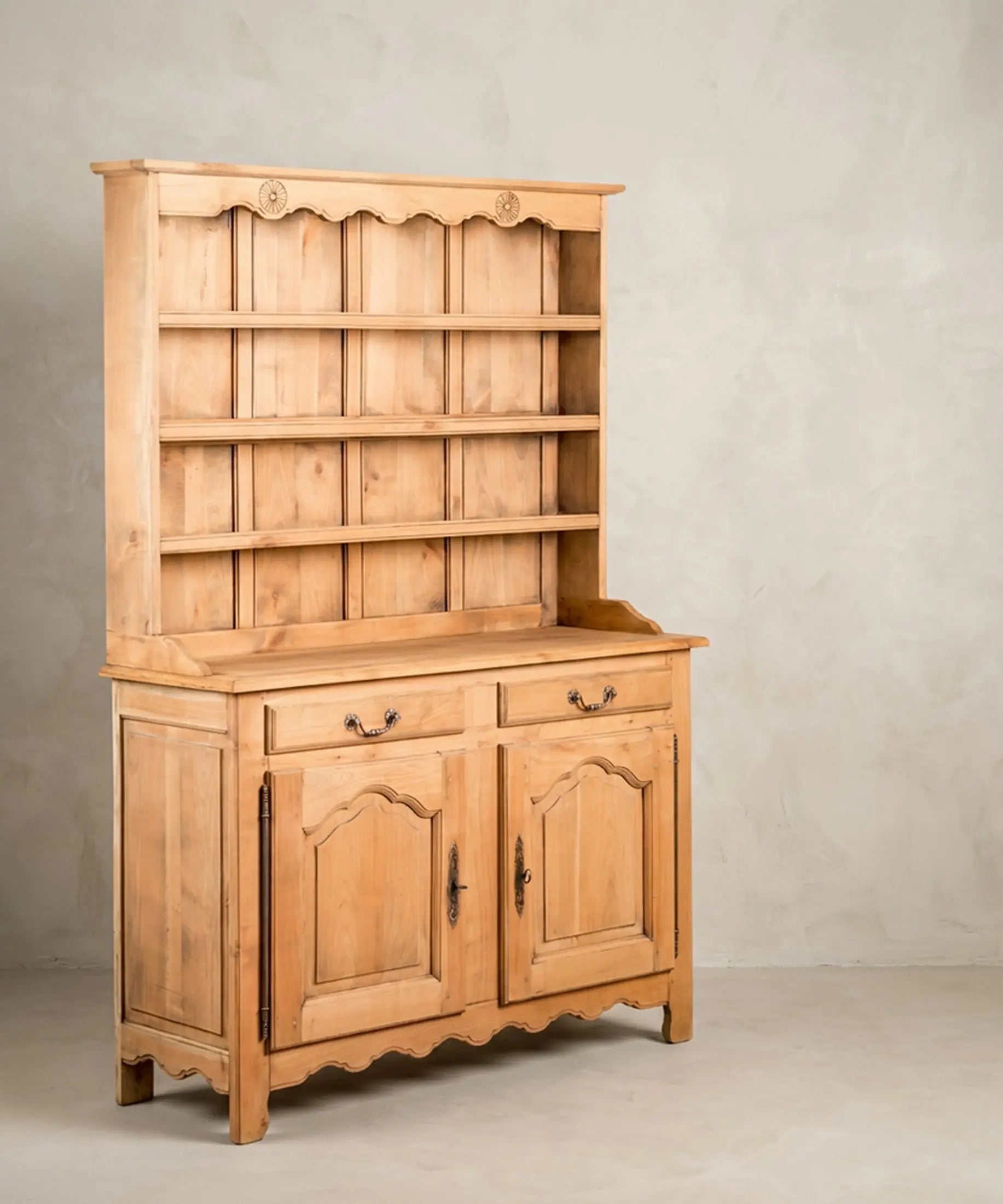 Aparador platero provenzal vista tres cuartos con faldón ondulado tallado — Antique Arte y Decoración