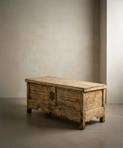 Arcón rústico antiguo con faldón decorativo