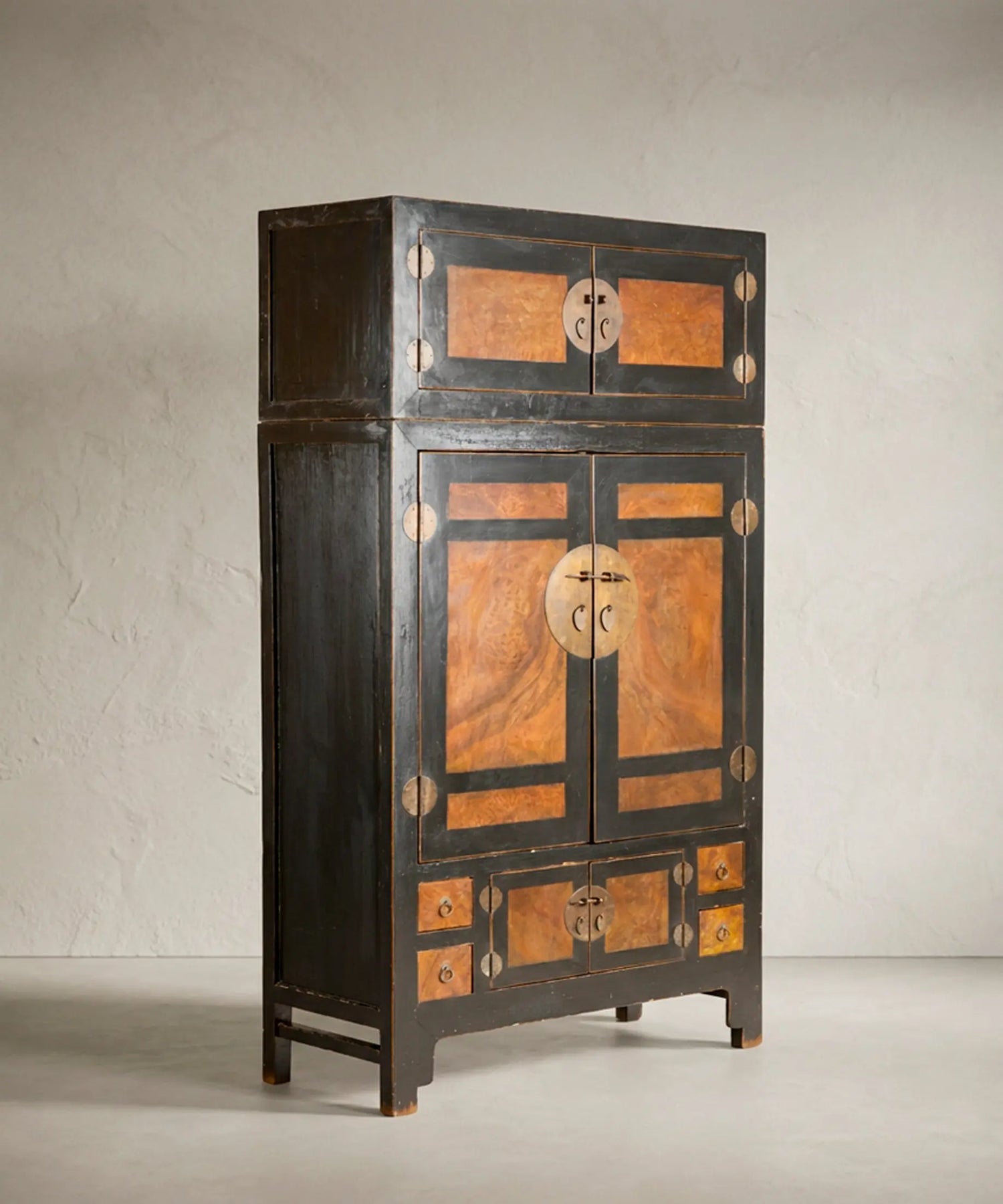 Armario chino antiguo negro con paneles de raíz vista tres cuartos — Antique Arte y Decoración