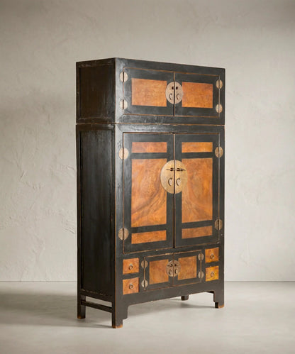 Armario chino antiguo negro con paneles de raíz vista tres cuartos — Antique Arte y Decoración