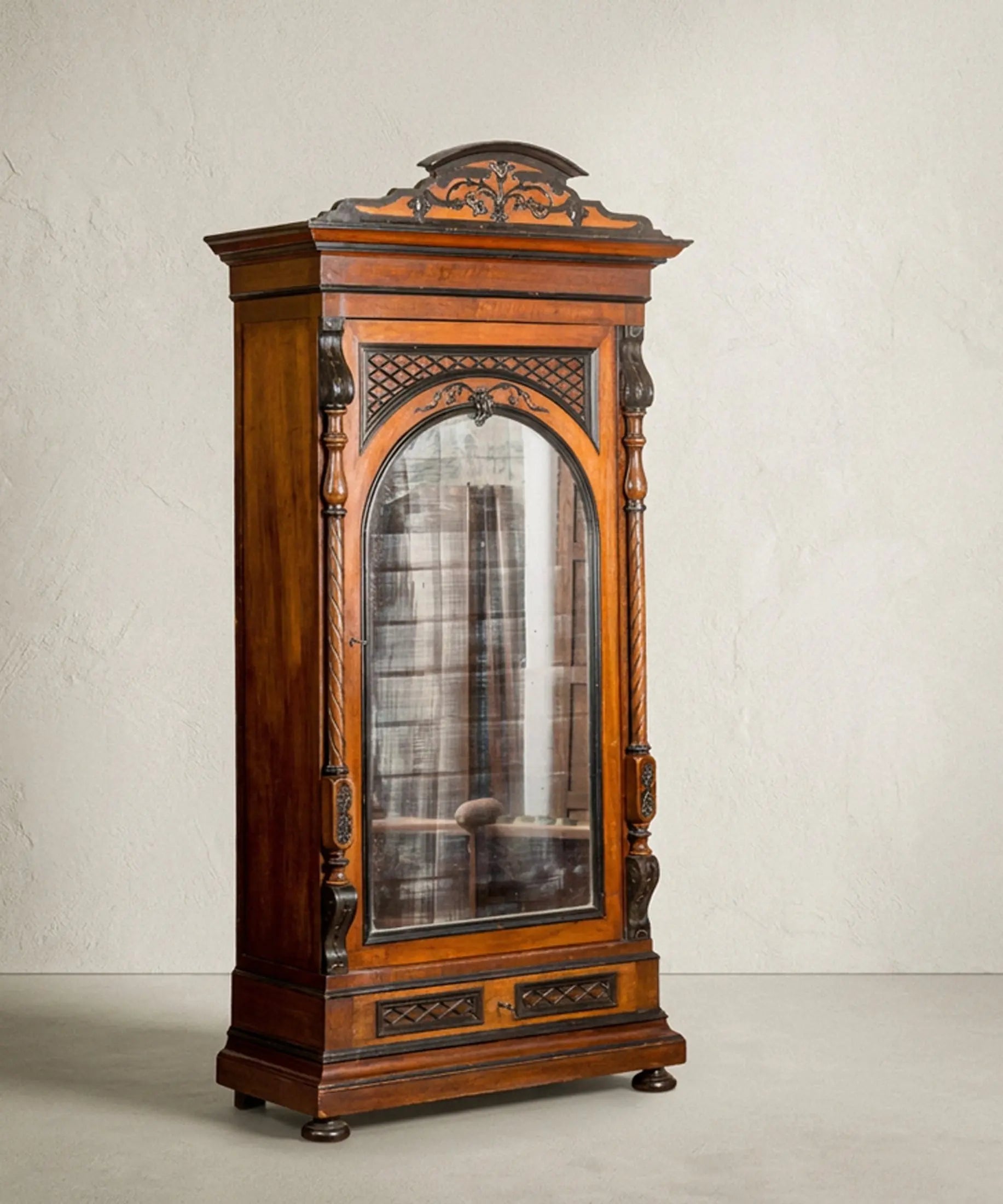 Armario antiguo con espejo perfil lateral y detalles ebonizados — Antique Arte y Decoración
