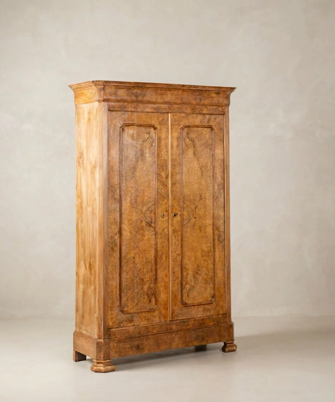 Armario raíz de nogal Luis Felipe vista lateral tres cuartos — Antique Arte y Decoración