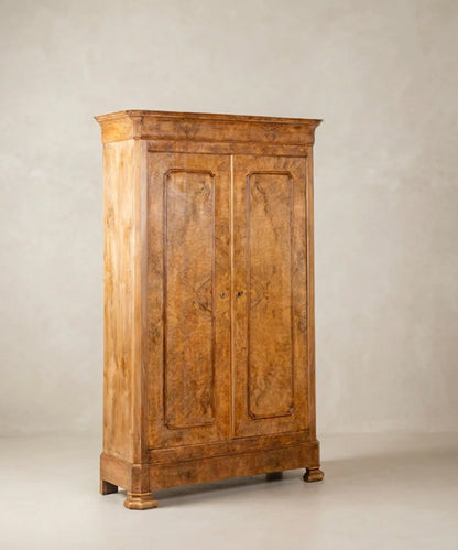 Armario raíz de nogal Luis Felipe vista lateral tres cuartos — Antique Arte y Decoración