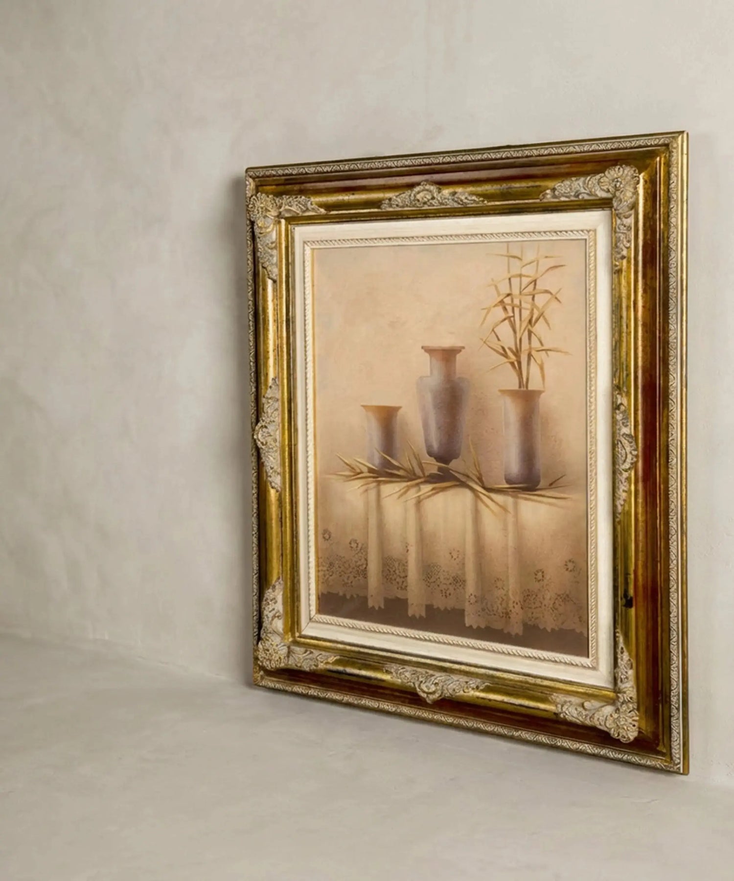 Espectacular marco ancho dorado envejecido con paspartú crema de cuadro antiguo.