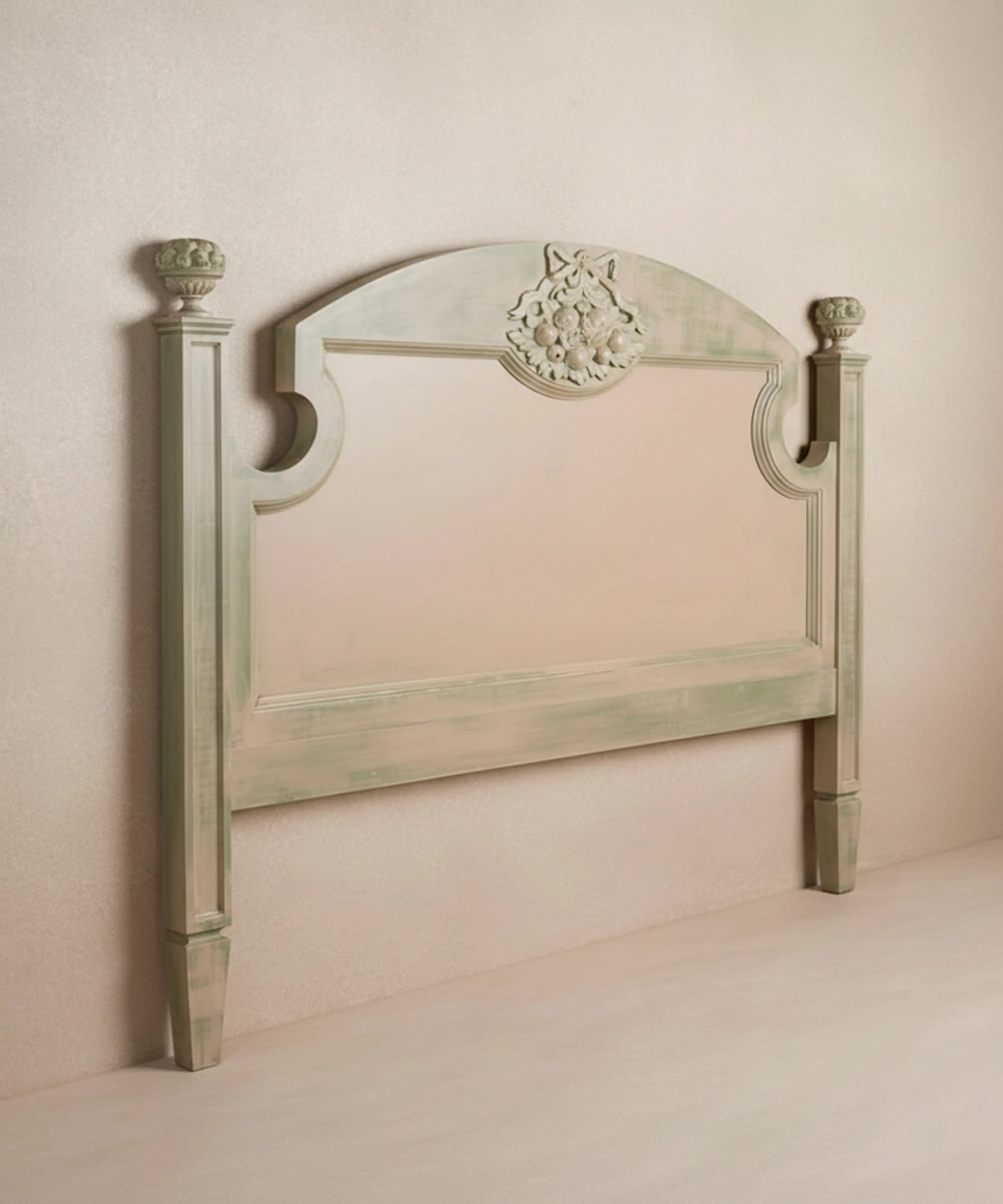 Vista lateral de cabecero romántico mostrando la columna estriada y la pátina verde salvia.