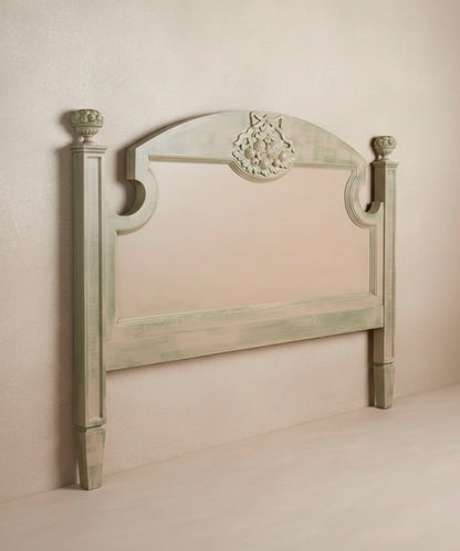 Vista lateral de cabecero romántico mostrando la columna estriada y la pátina verde salvia.