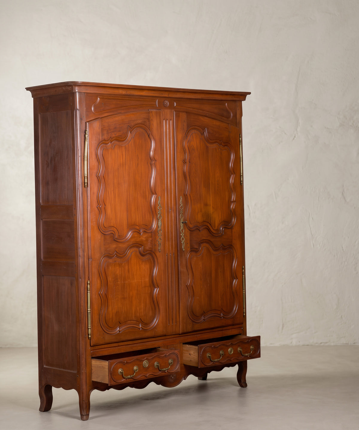Armario Luis XV vista lateral con los dos cajones abiertos y asas de latón — Antique Arte y Decoración