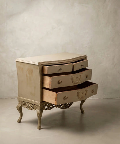 Vista lateral de cajones de madera maciza abiertos mostrando ensambles de cola de milano en cómoda vintage.