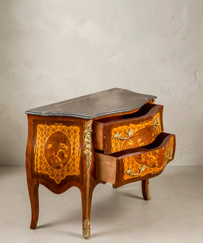 Cómoda Luis XV vista lateral con ambos cajones abiertos y patas cabriolé — Antique Arte y Decoración