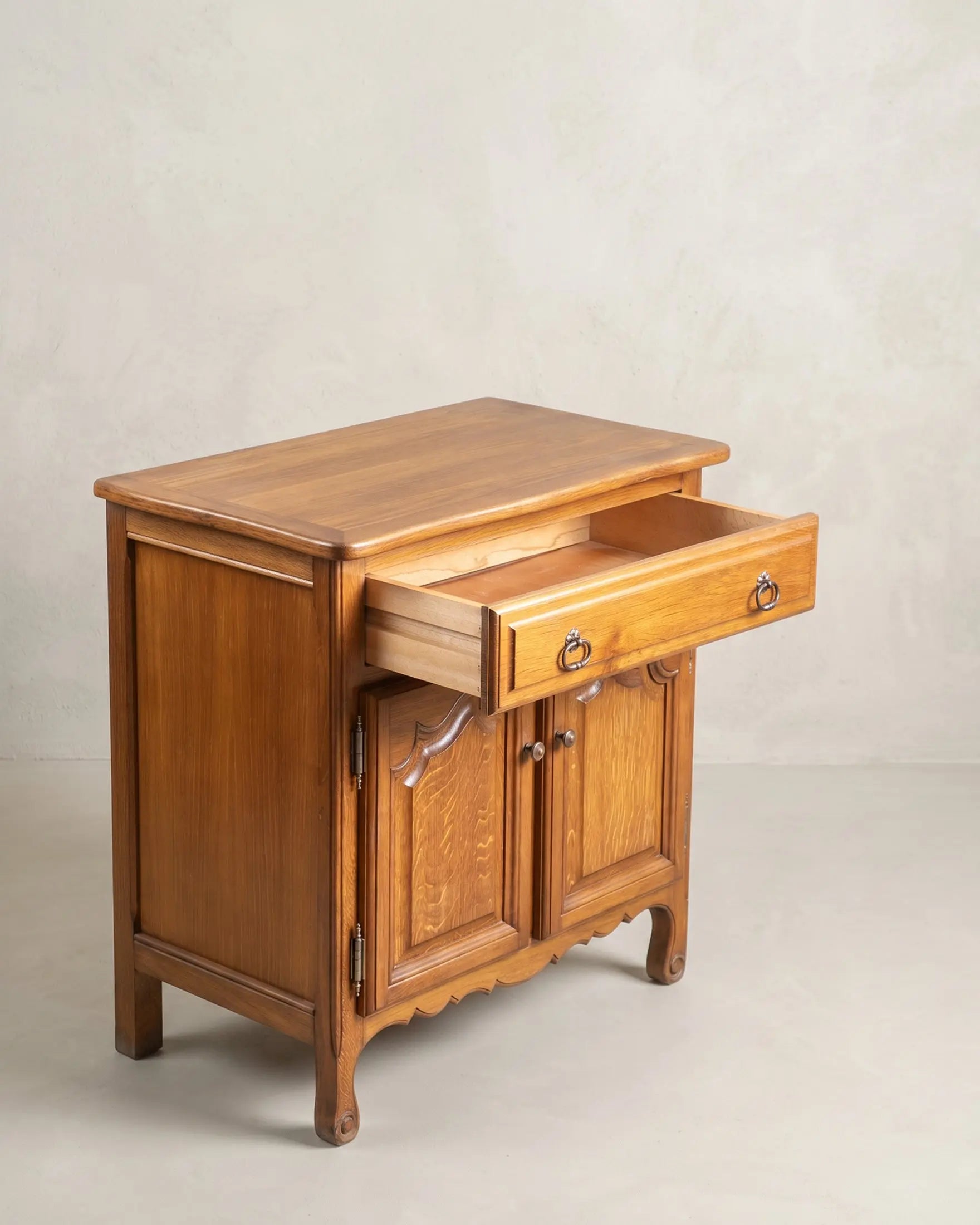 Mueble Auxiliar Vintage de Roble | Estilo Provenzal Luis XV