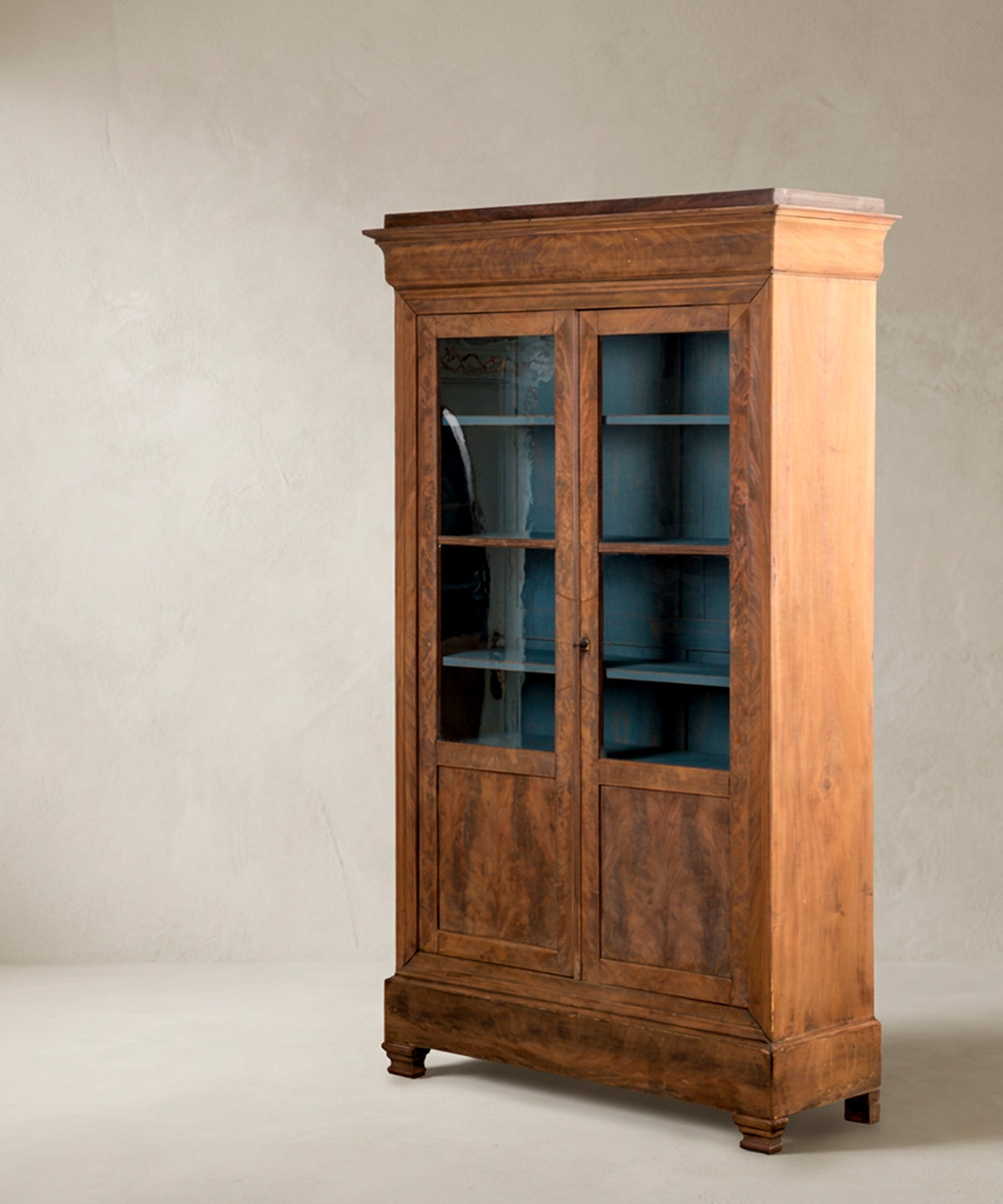 Vitrina Antigua de Caoba Flameada | Estilo Luis Felipe con Interior Azul