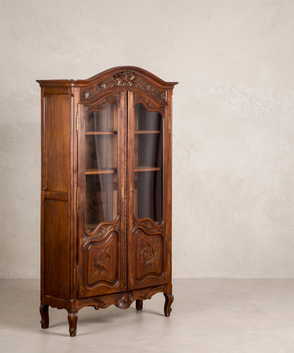Vitrina vintage de roble tallado vista lateral izquierda con costado de panel — Antique Arte y Decoración