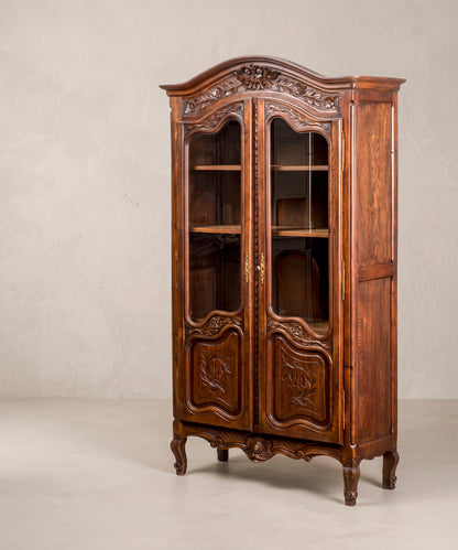 Vitrina estilo Luis XV vista lateral derecha con bisagras de latón y patas cabriolé — Antique Arte y Decoración