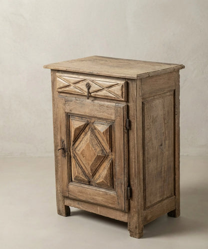 Pequeño Aparador Antiguo Rústico en Madera Lavada con Tallas de Punta de Diamante