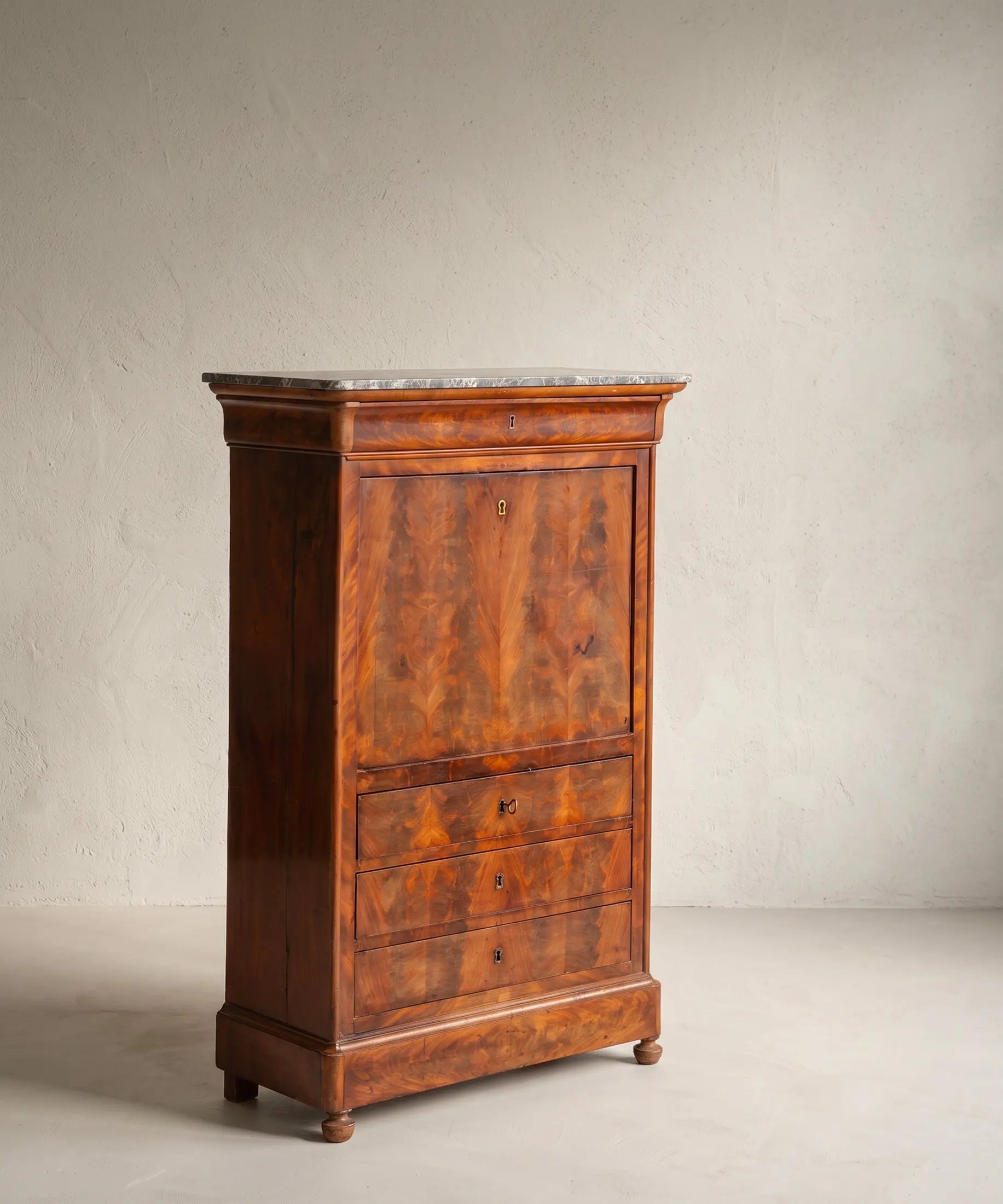 Secreter de caoba flameada siglo XIX vista lateral cerrado — Antique Arte y Decoración