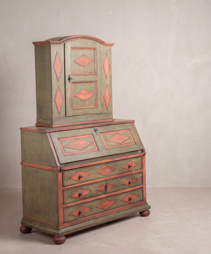 Escritorio antiguo de dos cuerpos verde y rojo cerrado vista lateral — Antique Arte y Decoración