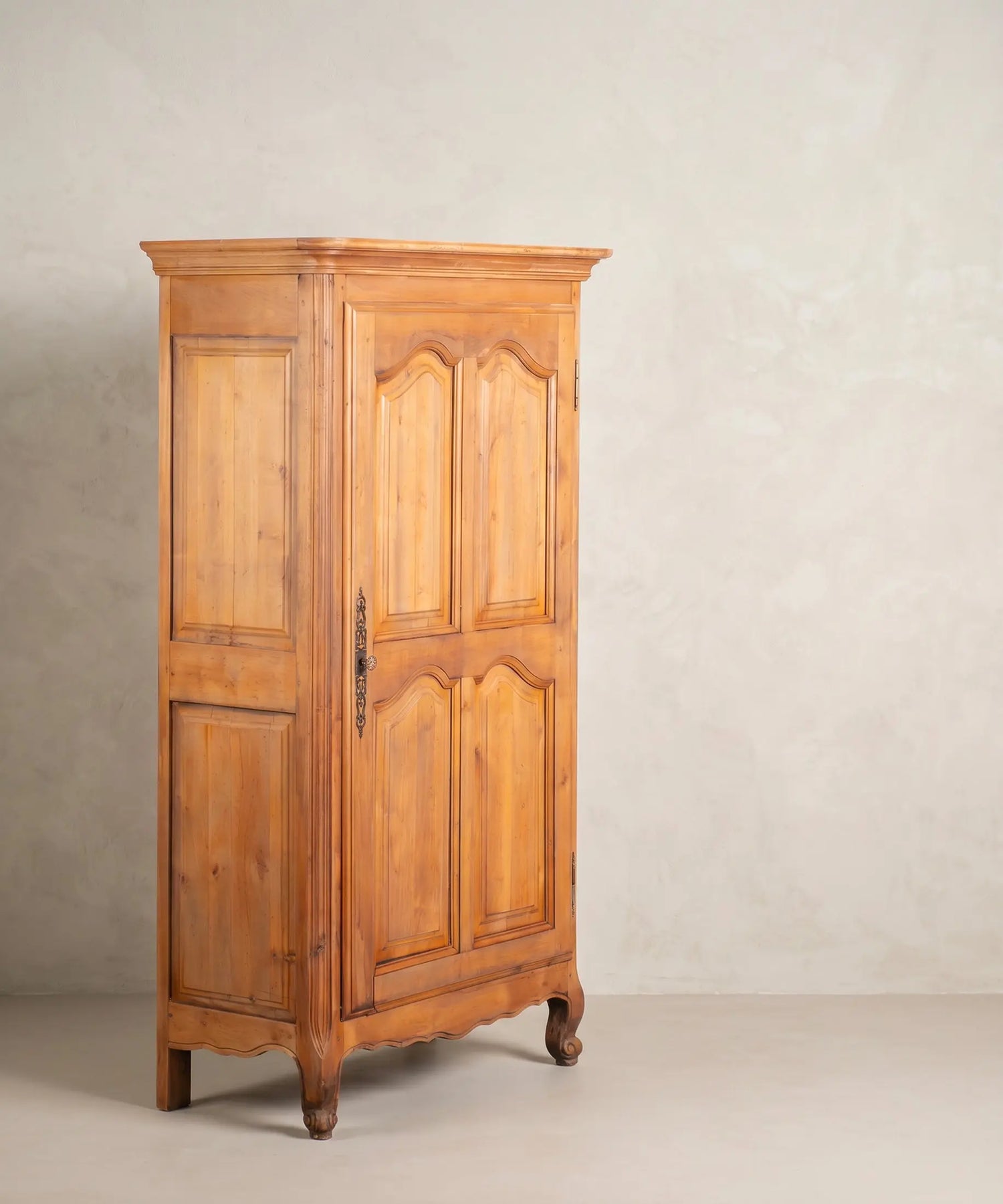 Armario antiguo de cerezo una puerta vista lateral, faldón recortado y pie de voluta — Antique Arte y Decoración