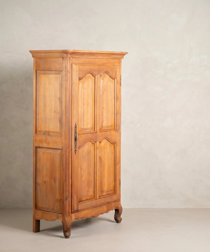 Armario antiguo de cerezo una puerta vista lateral, faldón recortado y pie de voluta — Antique Arte y Decoración