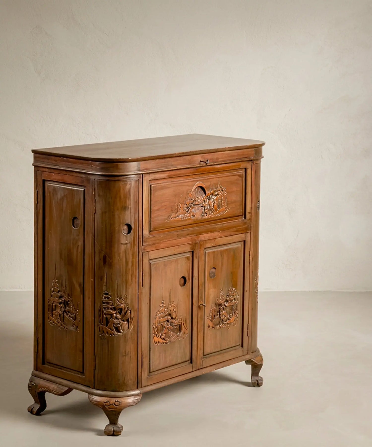 Mueble bar vintage cerrado vista lateral con panel tallado a mano — Antique Arte y Decoración