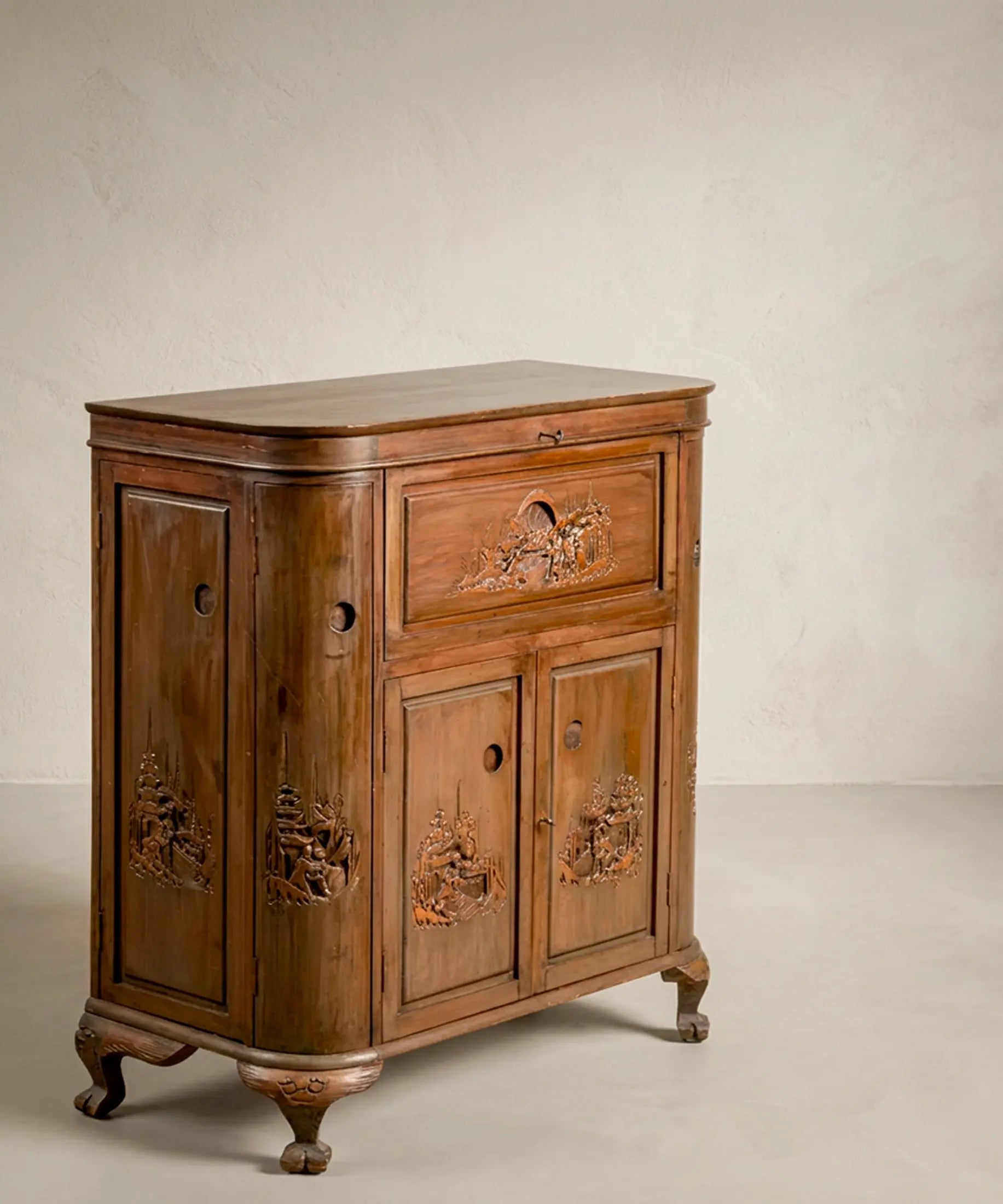 Mueble bar vintage cerrado vista lateral con panel tallado a mano — Antique Arte y Decoración