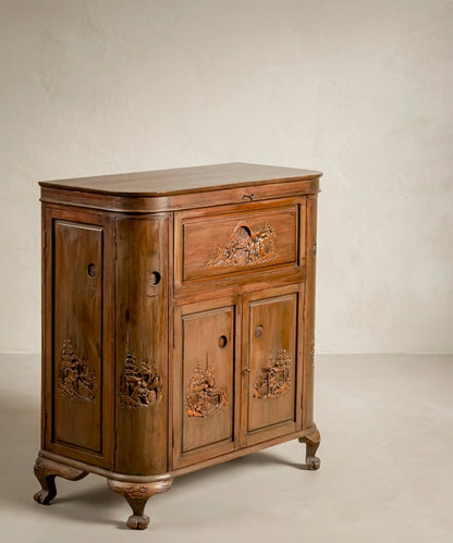 Mueble bar vintage cerrado vista lateral con panel tallado a mano — Antique Arte y Decoración