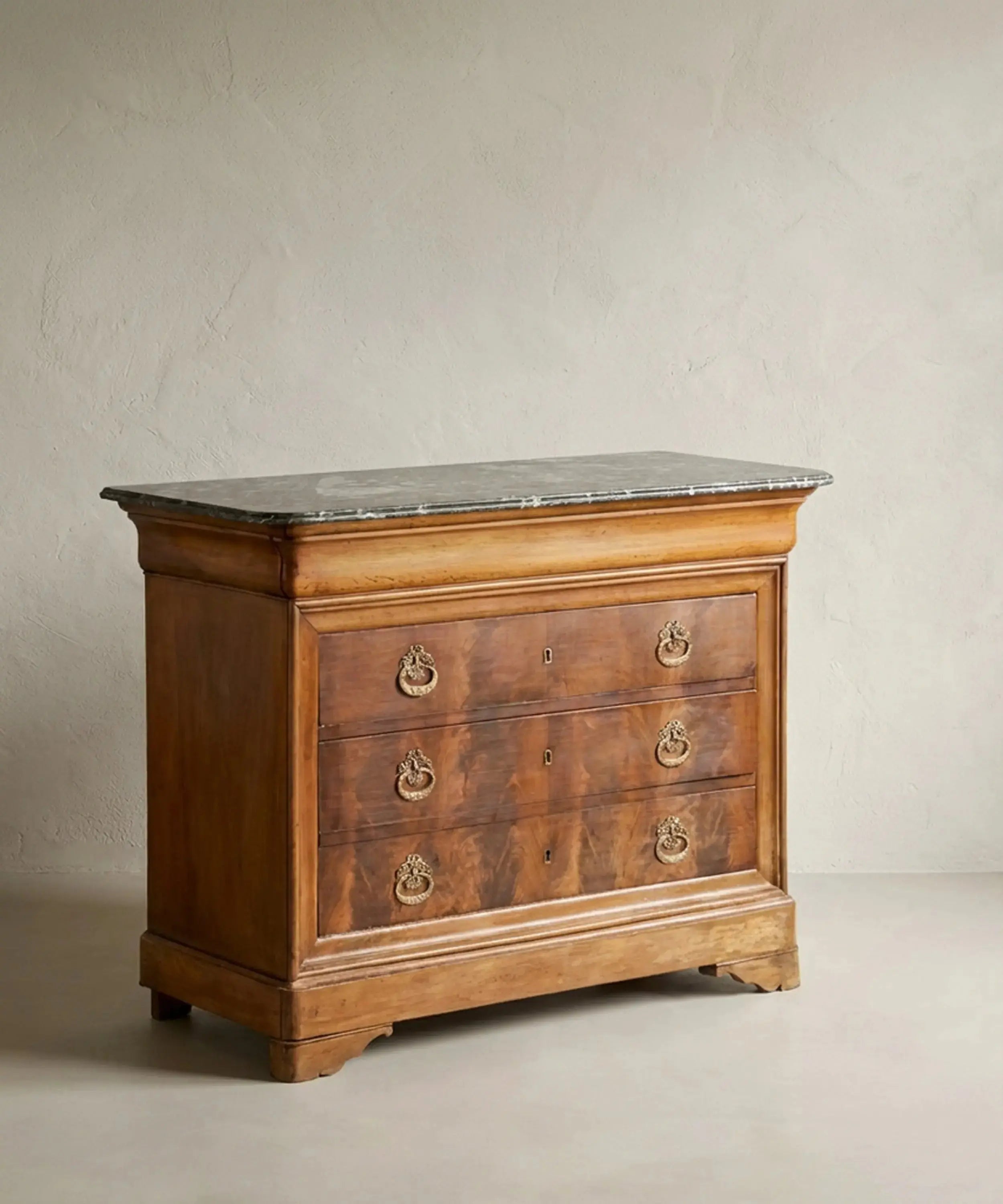 Cómoda antigua de estilo Luis Felipe con tapa de mármol gris (S. XIX) Antique arte y decoracion