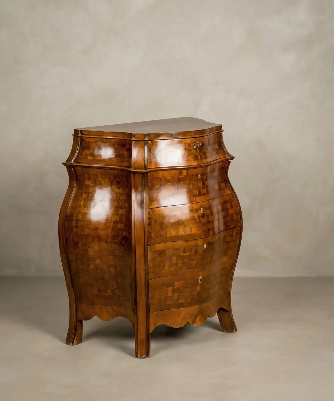 Cómoda bombé rococó estilo Luis XV con marquetería de cubos entrelazados