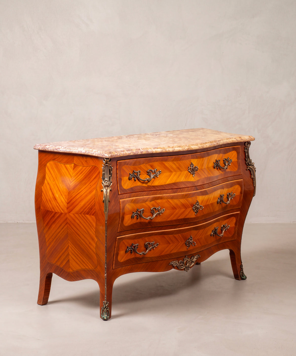Cómoda bombé con marquetería vista lateral izquierda con costado chapado en aspa — Antique Arte y Decoración