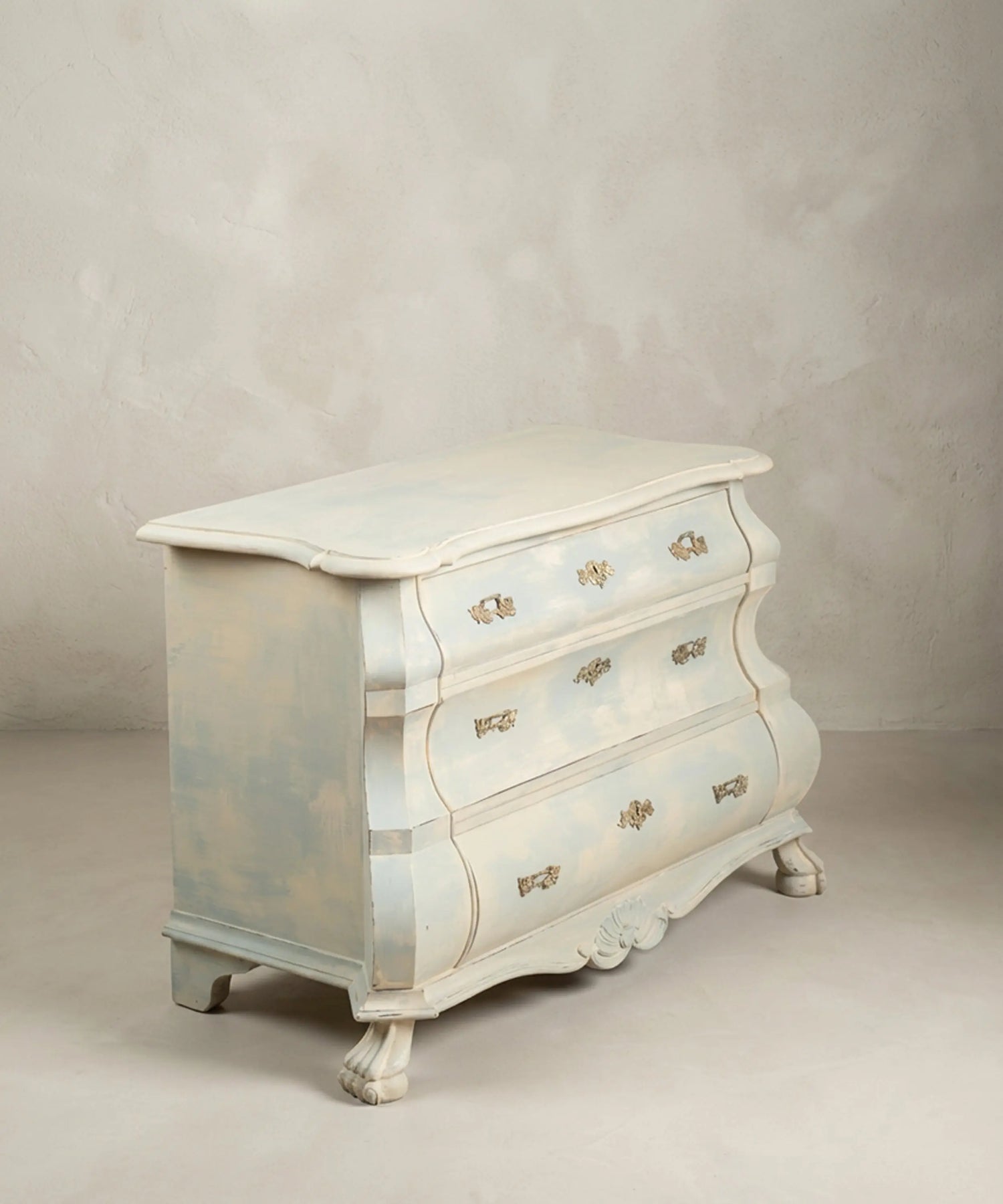 Cómoda baja vintage estilo bombé holandés pintada en azul claro y beige con patas de garra