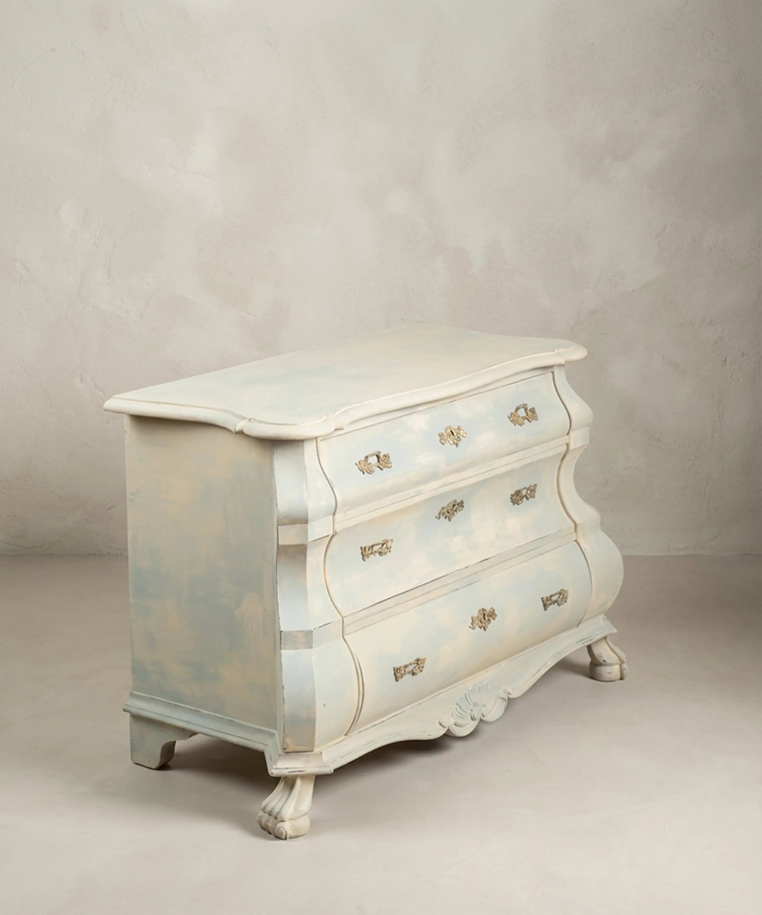 Cómoda baja vintage estilo bombé holandés pintada en azul claro y beige con patas de garra