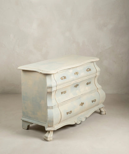Cómoda baja vintage estilo bombé holandés pintada en azul claro y beige con patas de garra