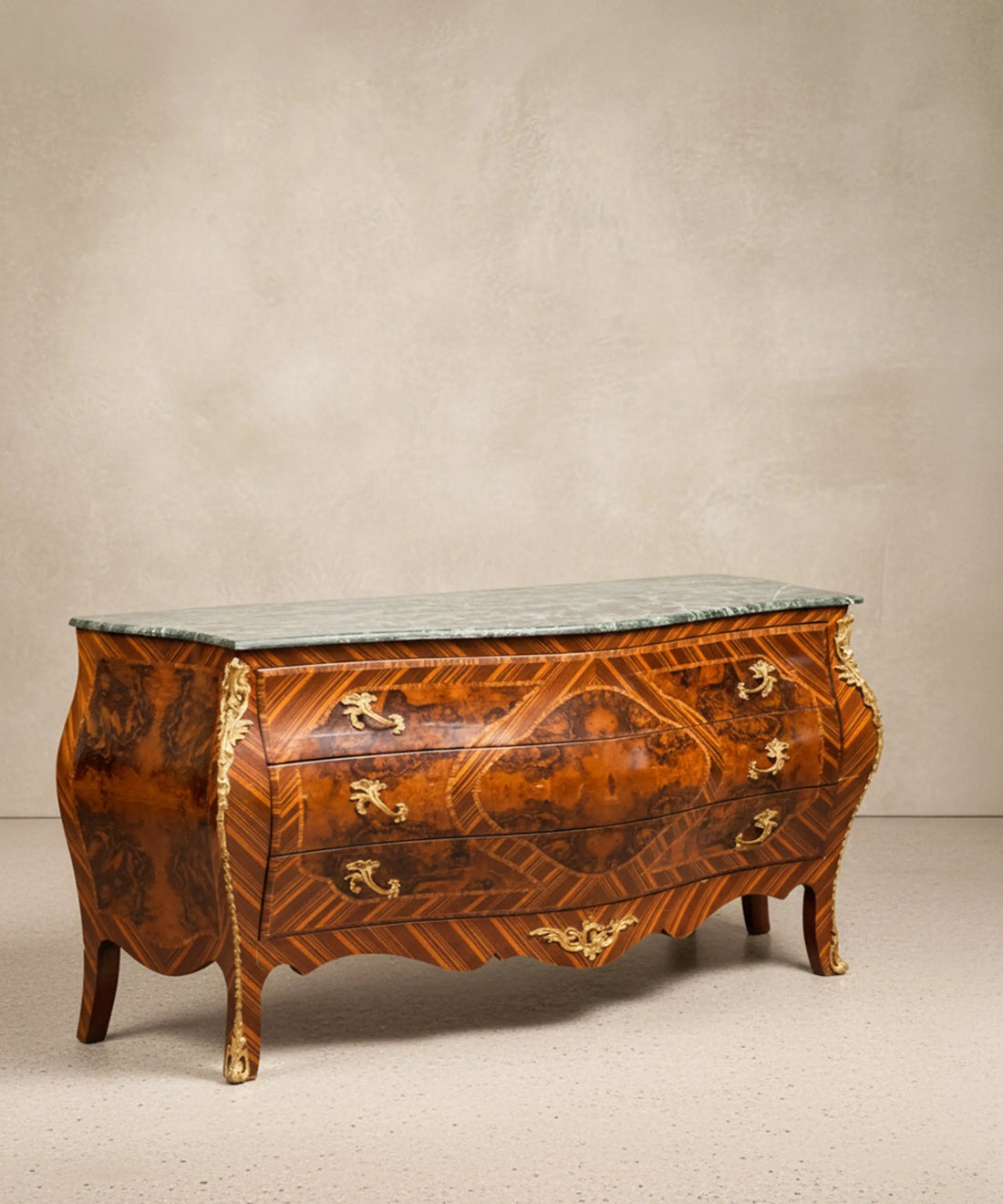 Vista superior de encimera de mármol verde auténtico sobre cómoda clásica estilo francés.