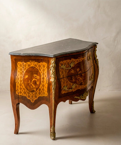 Cómoda antigua estilo Luis XV vista lateral con marquetería en costado — Antique Arte y Decoración